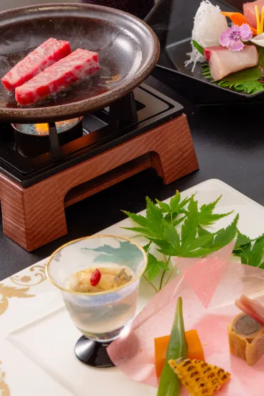 赤身のステーキや野菜を使った会席料理