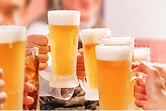 ジョッキビールを合わせた乾杯の様子