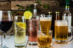 飲み放題プランで提供される、ビールやワインなどの多彩なドリンク