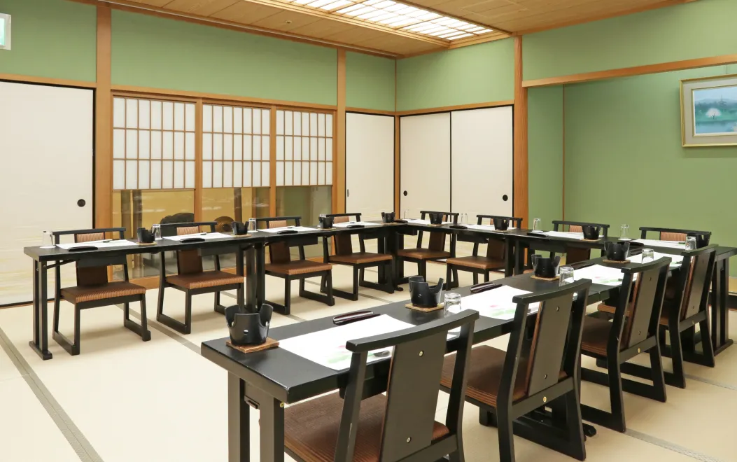 畳敷きの和室に設営された、椅子とテーブルの宴会会場