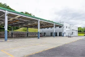 大きな屋根を備えた全天候型のフォークリフト実技練習エリア。