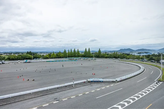 広大なアスファルトの運転練習エリアと、外周のカーブコース。