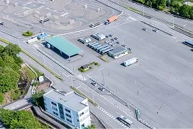 上空から見たコース中央のセンターハウスとガレージ、停められたバスやトラック。