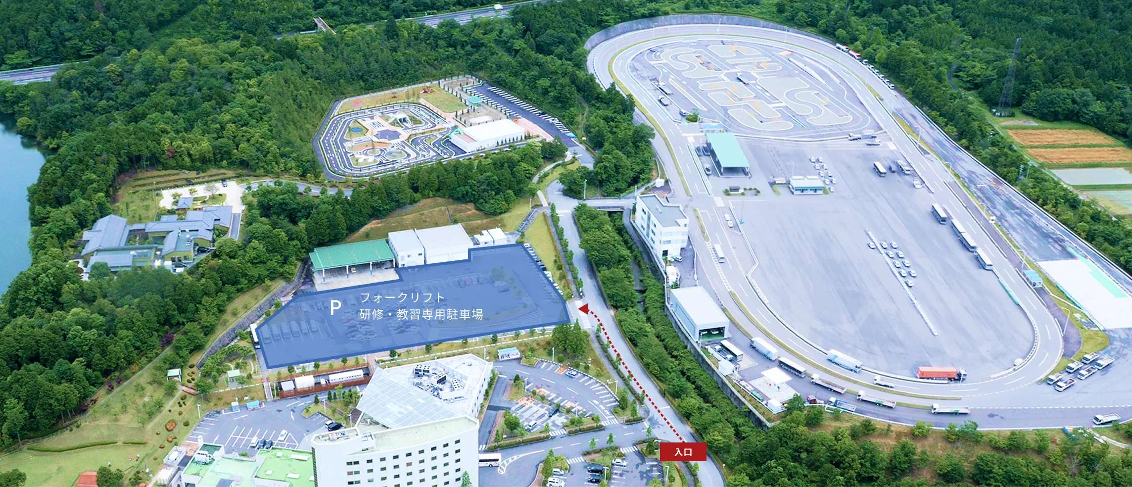 クレフィール湖東の施設全体マップ。右下(南)の入口から道路を進むと、手前左側に宿泊・研修施設、そのすぐ北側にフォークリフト研修会場と手前(南)の専用駐車場があります。敷地右側(東)には交通安全研修コース、敷地奥(北)には自動車教習所が位置しています。