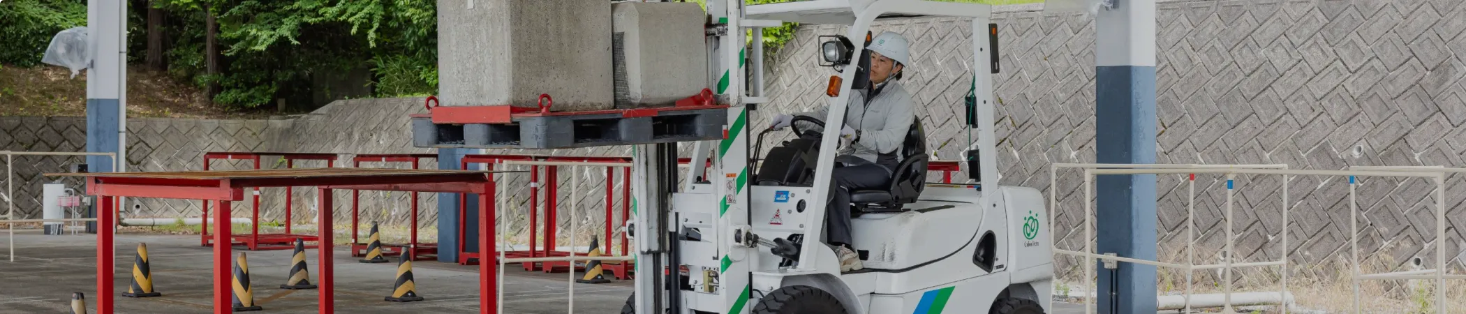 フォークリフト運転技能講習の屋外研修風景