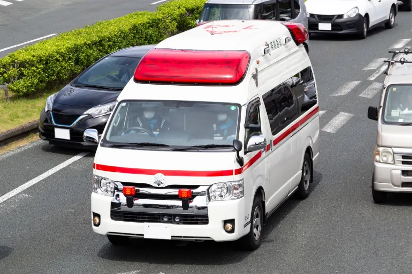 赤色灯を点灯して緊急走行する救急車