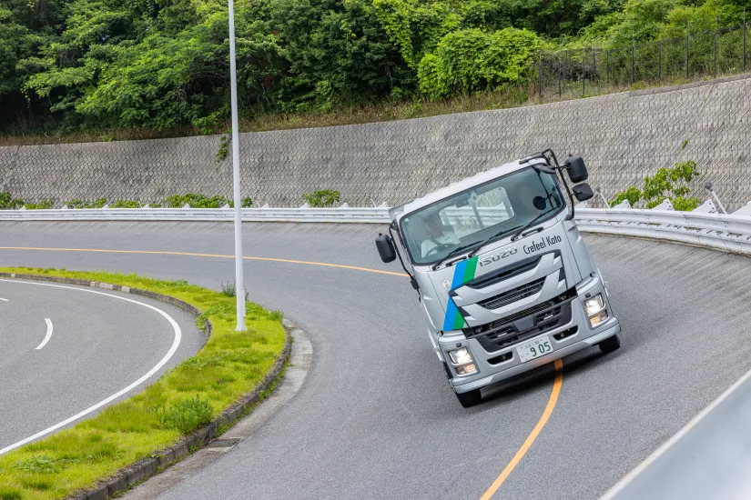 テストコースのバンクコーナーを走行する大型トラック