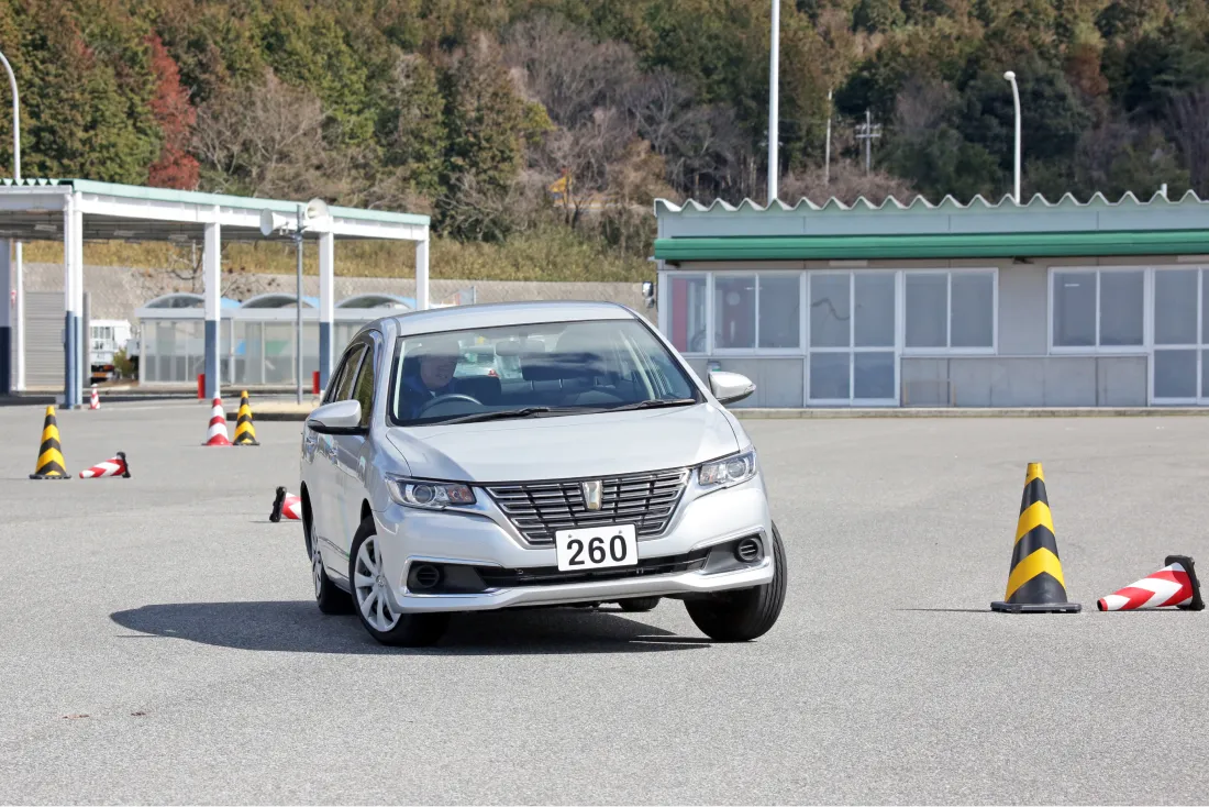教習所内を走行するシルバーの教習車