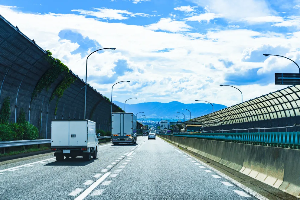 高速道路を走行するトラック