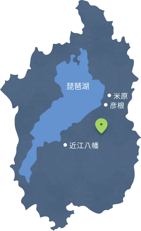 滋賀県内の広域地図。琵琶湖の東側、彦根市と近江八幡市の間に位置することを示すマップピン。