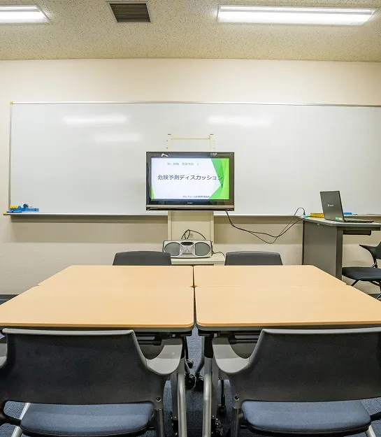 「危険予測ディスカッション」のモニター画面が設置された学科教習室。