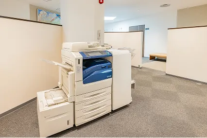 室内に設置された、様々な機能が搭載されたコピー機。