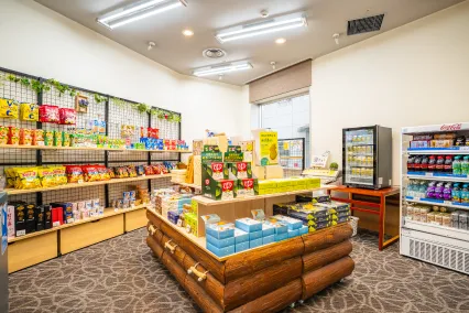 滋賀のお土産や特産品が並ぶ、明るく整然とした売店。お菓子の棚や、ペットボトル飲料・お酒などが冷やされた赤い冷蔵ショーケースがあり、気軽に立ち寄れる雰囲気です。