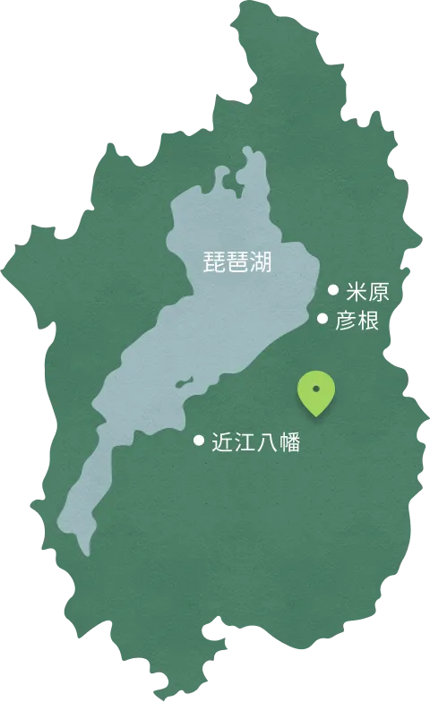 滋賀県を模った地図画像。中央に琵琶湖が薄い青色で描かれ、その東側に米原と彦根の地名があり、緑色のピンが立っています。また、南側には近江八幡の地名があります。