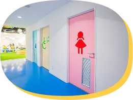 ピンクや青など色分けされたトイレのドアが並ぶ施設内の様子。