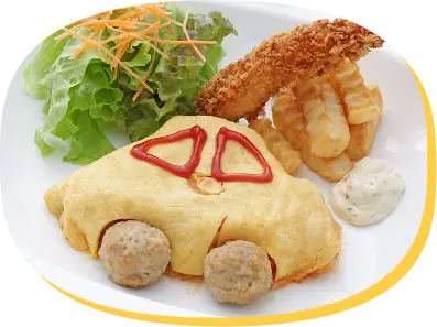 車の形をしたオムライスやエビフライなどが盛り付けられたお子様ランチ。