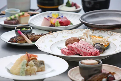 赤身のステーキやお刺身、野菜のてんぷらなど豪華な会席料理