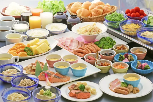 パンやスクランブルエッグ、小鉢などが豊富に並ぶ朝食ビュッフェの料理一覧