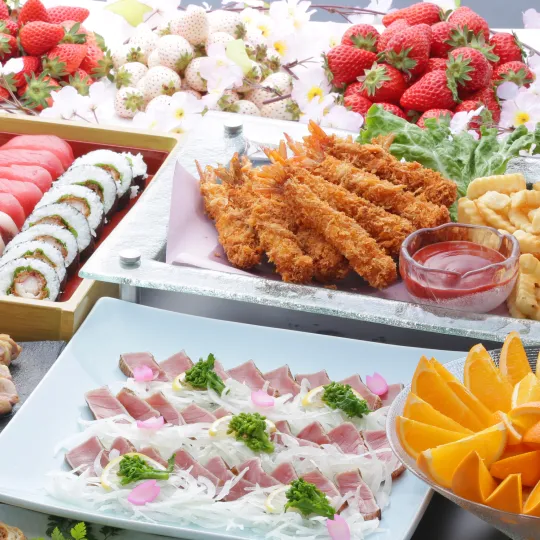 エビフライ、カルパッチョ、いちごなどのフルーツや巻き寿司が豪華に並ぶビュッフェ料理