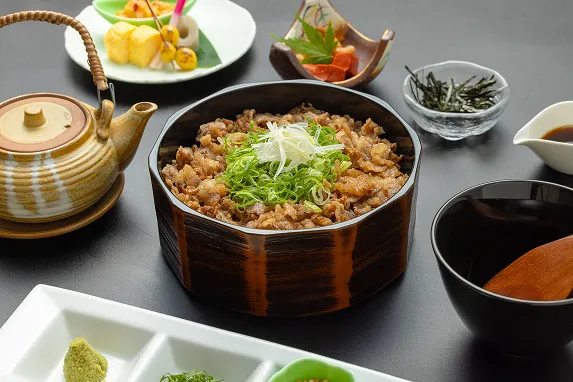 ひつまぶし風のご飯と出汁、小鉢、漬物が揃った和食膳