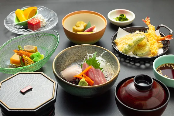 天ぷらや刺身、小鉢、煮物が綺麗にセットされた和食膳