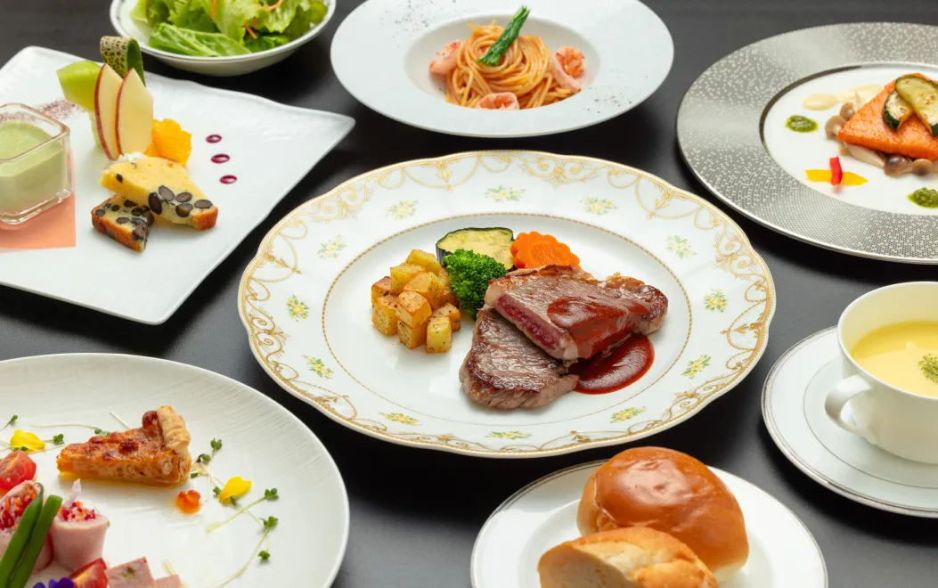 ステーキをメインに前菜、パスタ、パンが並ぶ洋食コース