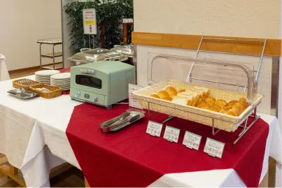 トースターと焼きたてのパンが置かれたパンコーナー