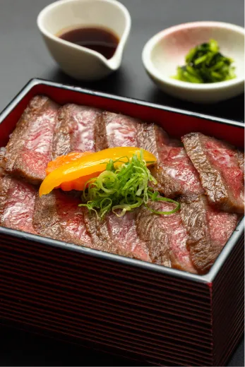 重箱にぎっしりと敷き詰められたローストビーフ重