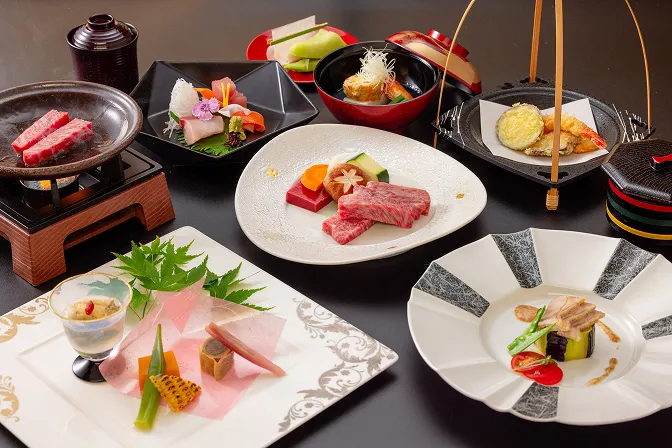 刺身やお肉、小鉢、鍋物が並ぶ華やかな会席料理