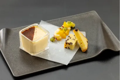 黒いプレートに美しく盛り付けられたミニケーキやデザートプレート
