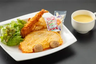 オムライス、エビフライ、サラダ、スープが載ったお子様プレート