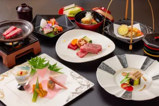 一人用の鍋物や刺身、和風の小鉢などが贅沢に並ぶ和食コース