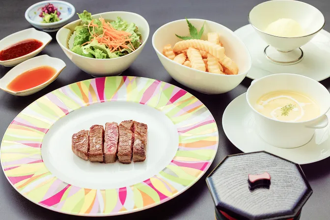 カラフルなお皿に盛り付けられた一口ステーキやサラダ、スープなどのキッズコース料理