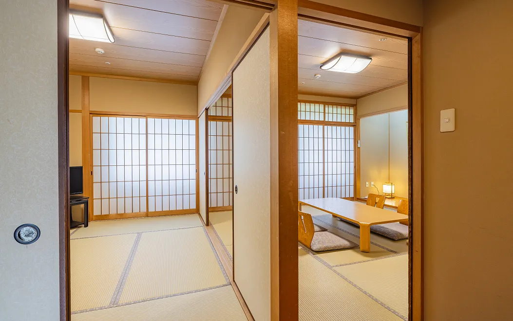 ふすま越しに見える、奥行きのある純和風の客室