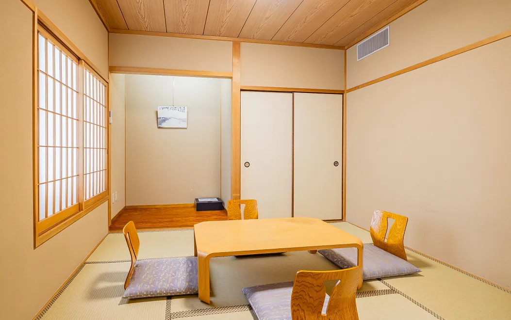 座卓と座椅子が置かれた、木目が美しい最上階和洋室の和室スペース