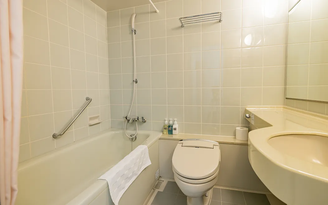 浴槽、洗面台、温水洗浄便座付きトイレが一体となったユニットバス