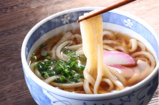 お食事処で提供される、温かいかけうどん。