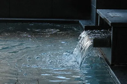 石造りの湯口から、なみなみと注がれる薬草湯。